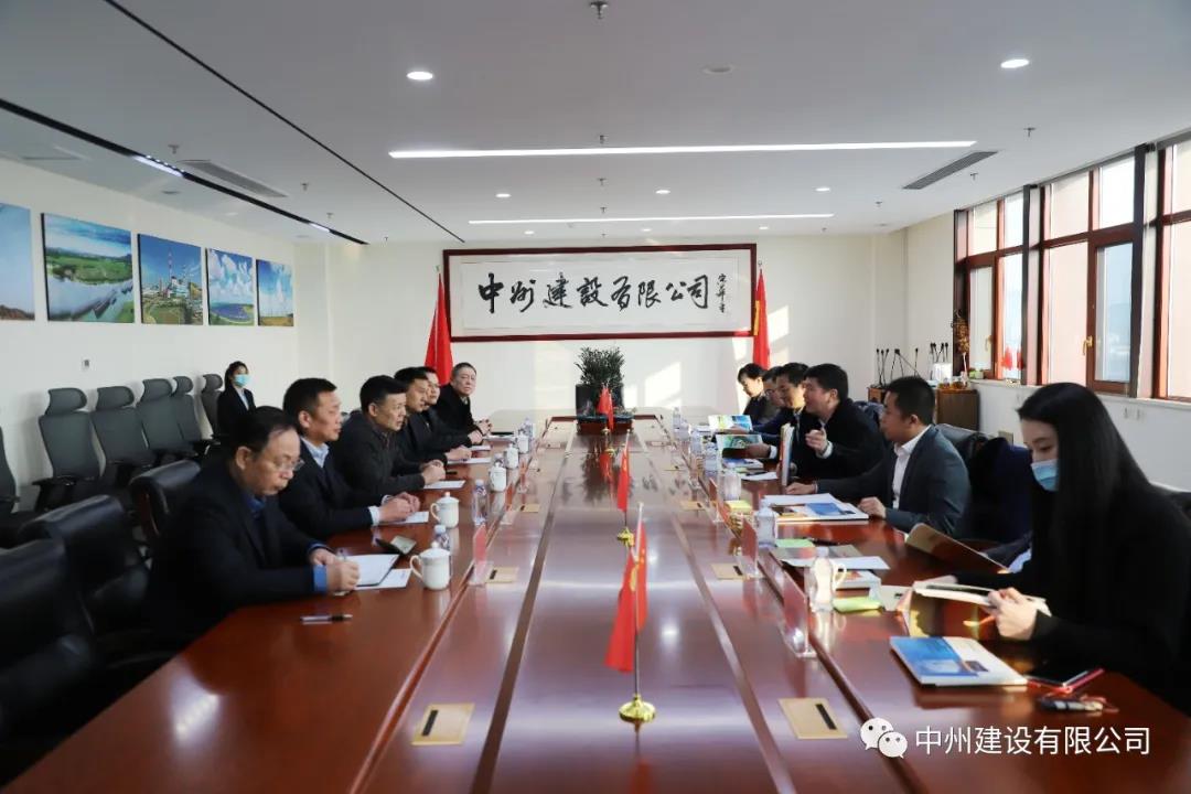 大唐河南清潔能源有限責(zé)任公司總經(jīng)理王永民、金風(fēng)科技集團(tuán)國(guó)內(nèi)營(yíng)銷(xiāo)中心副總經(jīng)理韓明剛一行到我司參觀考察